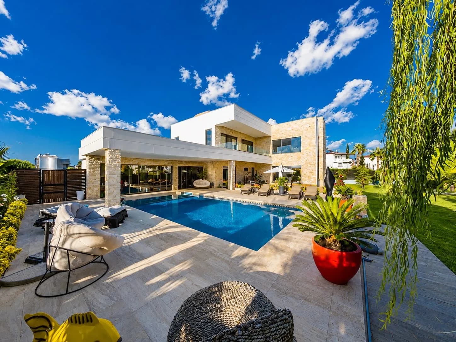 Belek'te ultra lüks villa havuz ve dış yaşam alanı